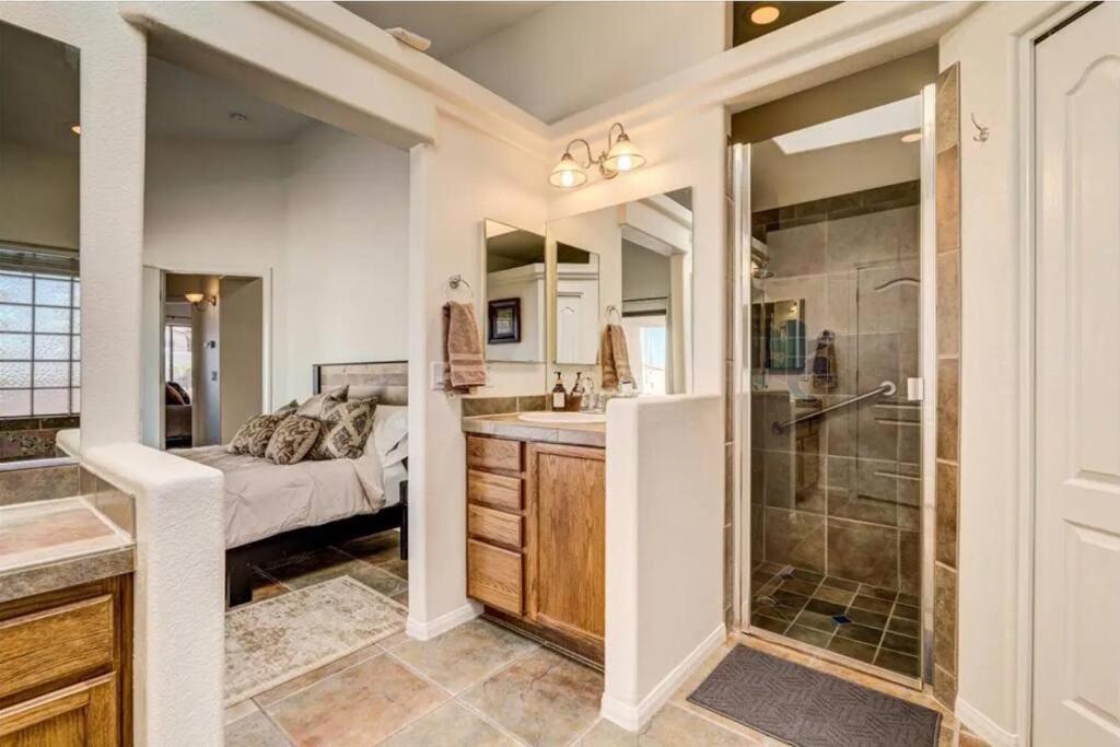 Tranquil Desert Oasis W/ Heatable Pool & Holiday home *