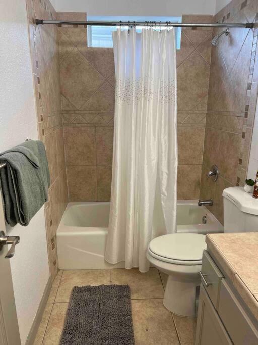 Holiday home Spacious Getaway! Pool, Spa, Sleeps 9 *