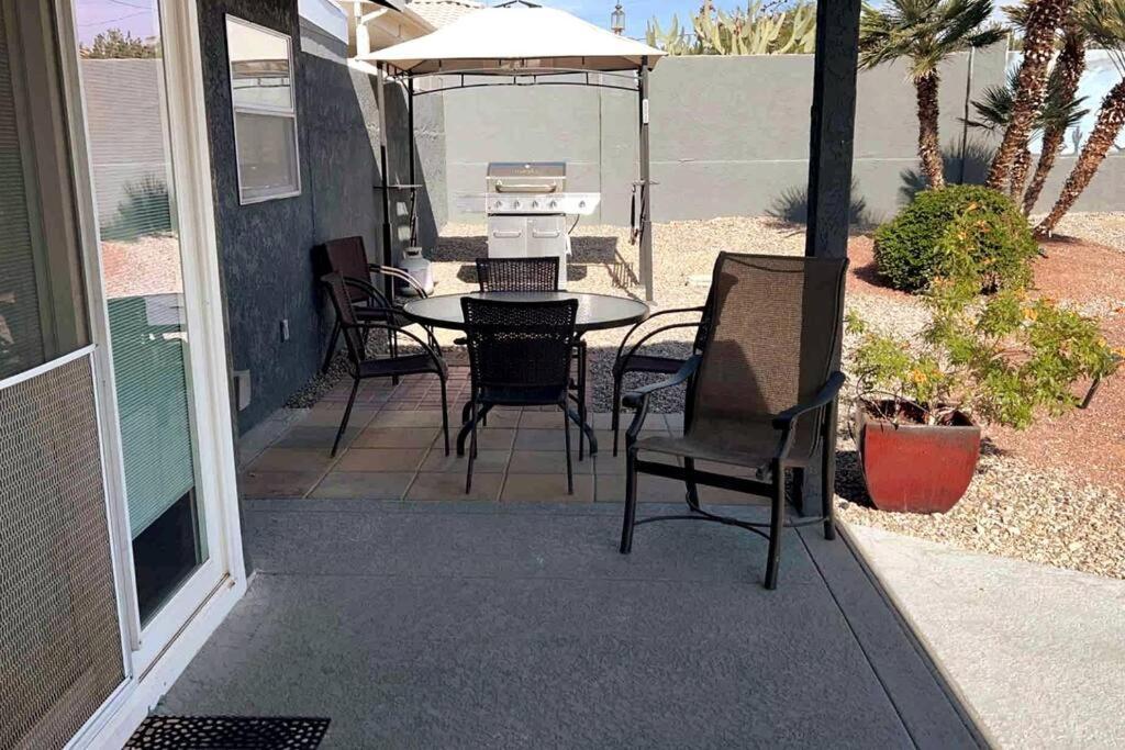 Spacious Getaway! Pool, Spa, Sleeps 9 Holiday home