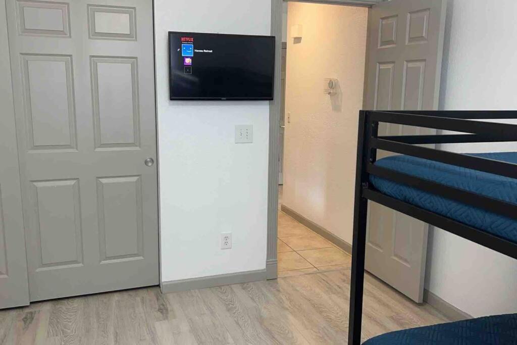 Spacious Getaway! Pool, Spa, Sleeps 9 *