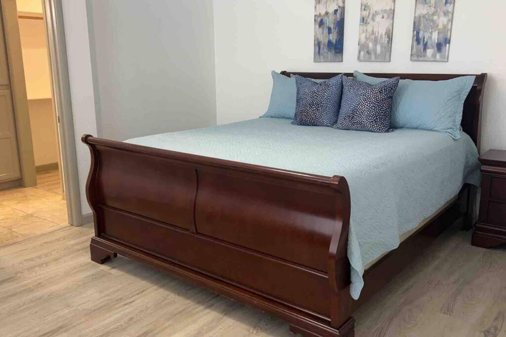 Spacious Getaway! Pool, Spa, Sleeps 9 *