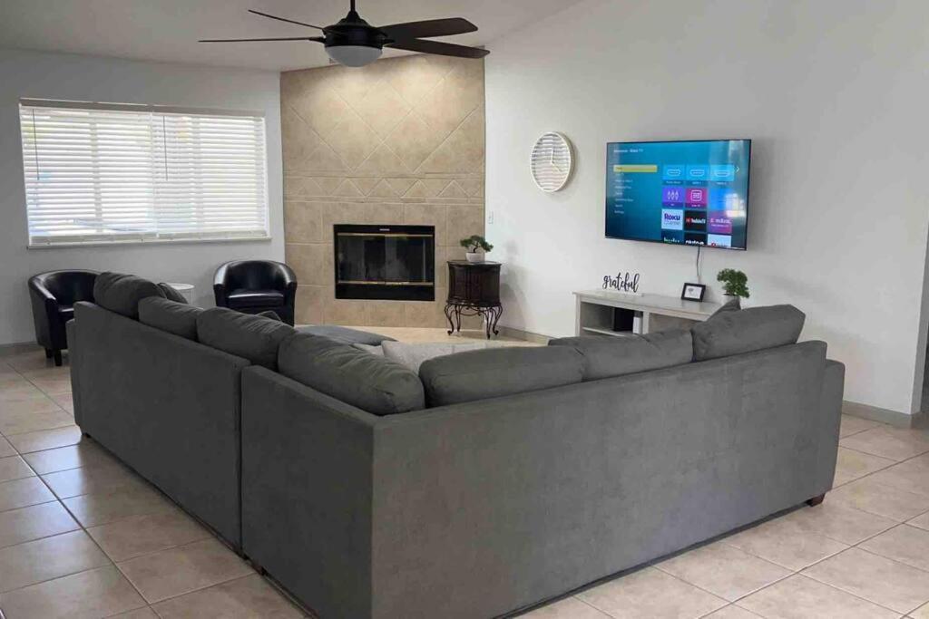 Spacious Getaway! Pool, Spa, Sleeps 9 Holiday home *