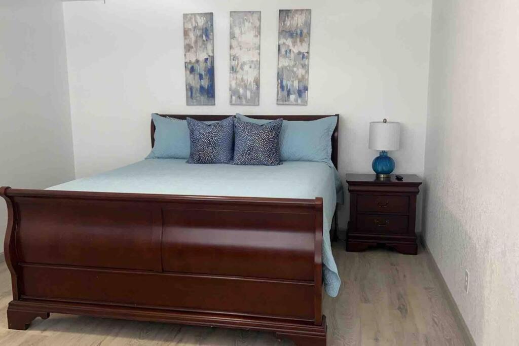 Spacious Getaway! Pool, Spa, Sleeps 9 *