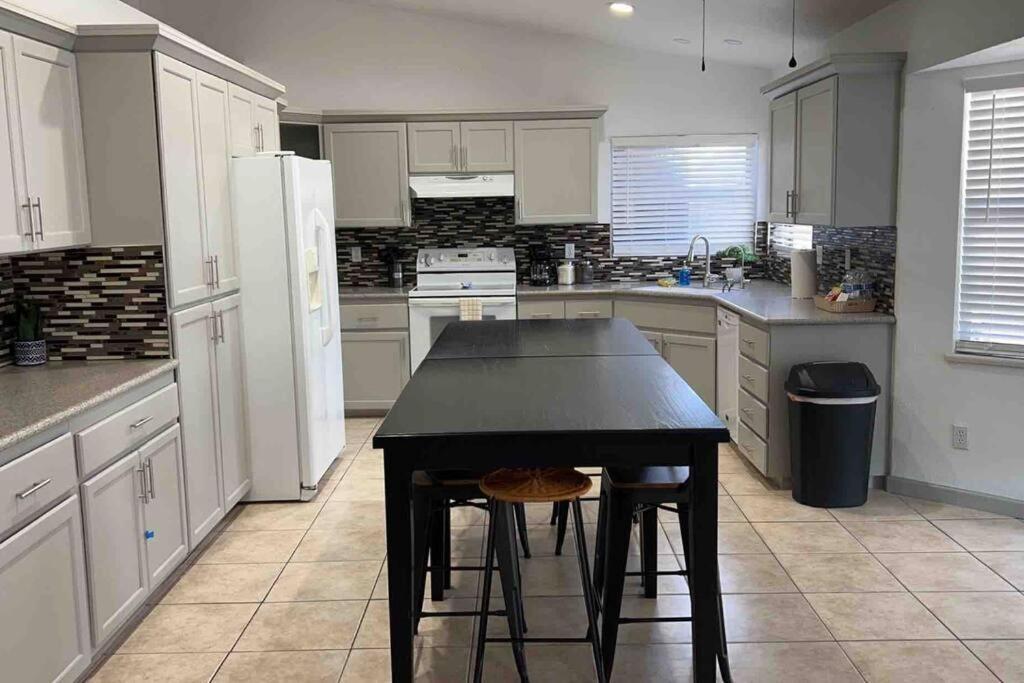 Spacious Getaway! Pool, Spa, Sleeps 9 * Lake Havasu City