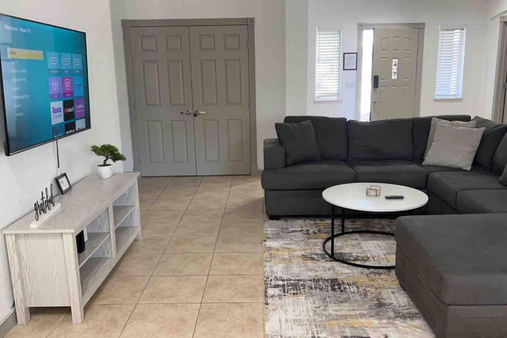 Holiday home Spacious Getaway! Pool, Spa, Sleeps 9 *