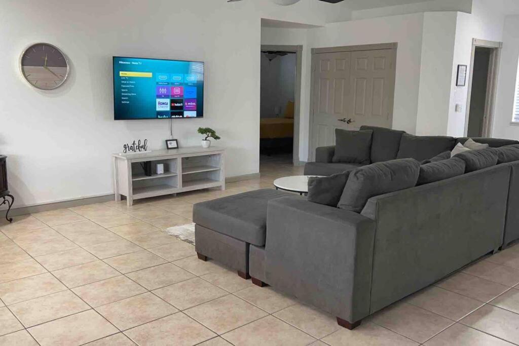 Spacious Getaway! Pool, Spa, Sleeps 9 *
