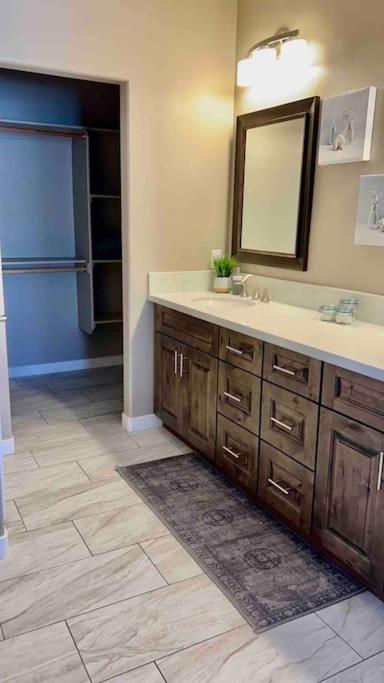 Paradise Oasis! Waterfall Pool & Holiday home Lake Havasu City