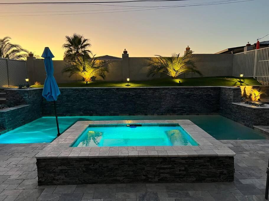 Paradise Oasis! Waterfall Pool & Holiday home