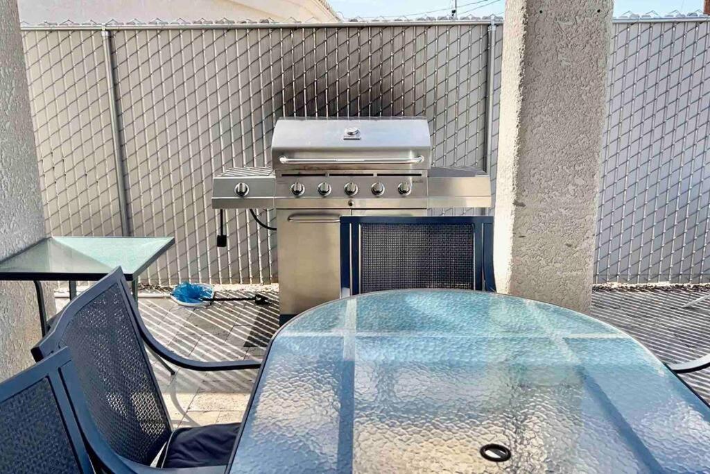 Holiday home Paradise Oasis! Waterfall Pool & Lake Havasu City