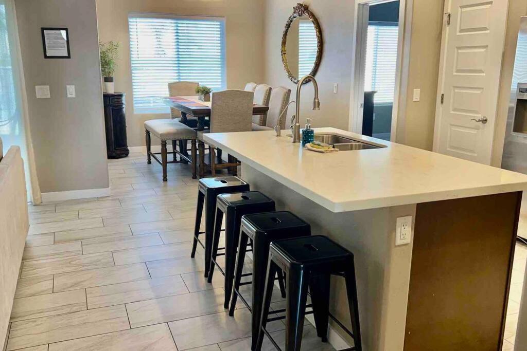 Holiday home Paradise Oasis! Waterfall Pool & Lake Havasu City