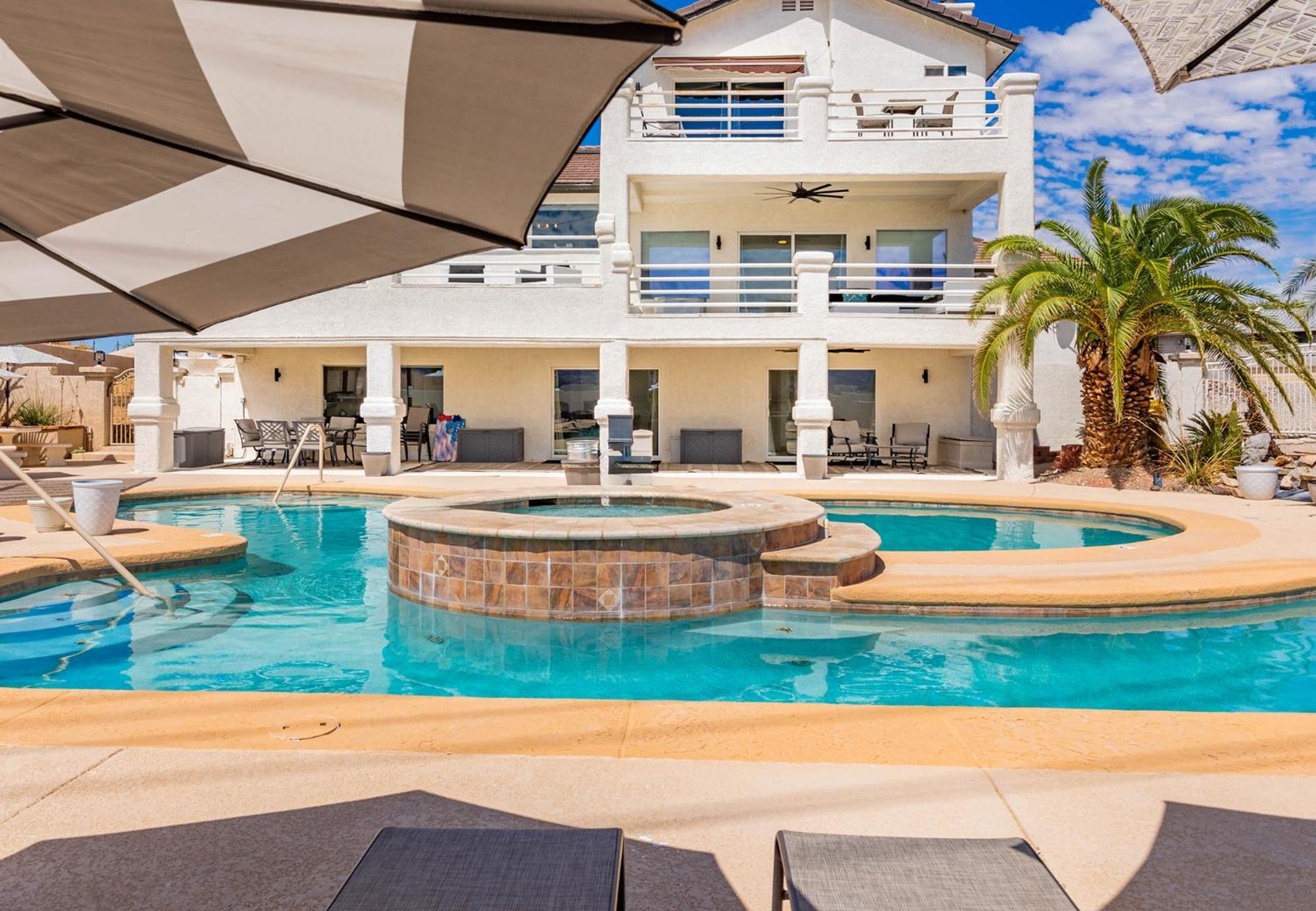 Lakeview Minute From New Launch With Pool And Apartment