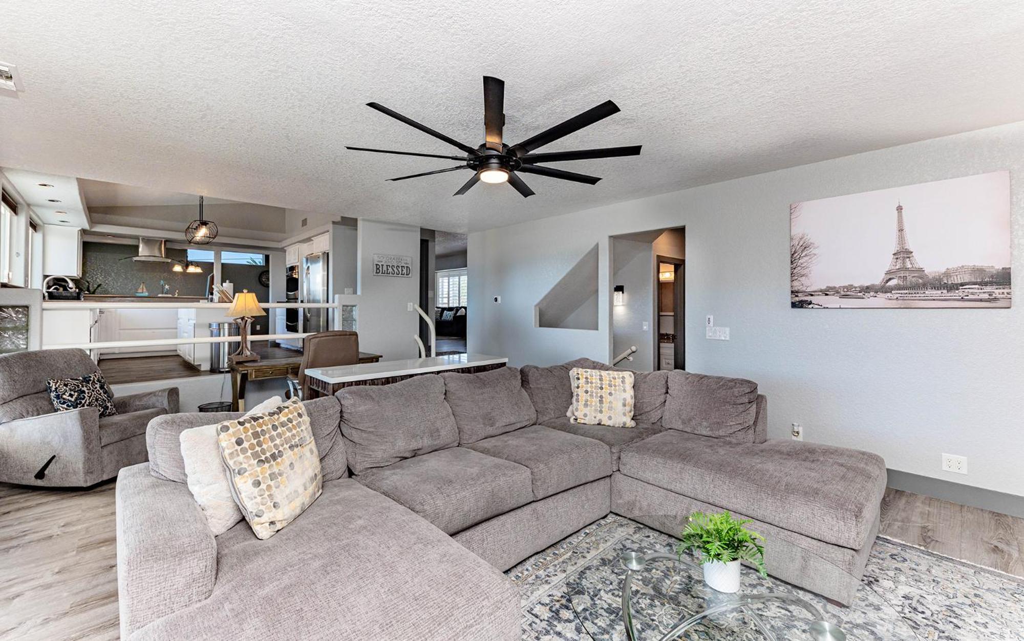 Apartment Lakeview Minute From New Launch With Pool And *