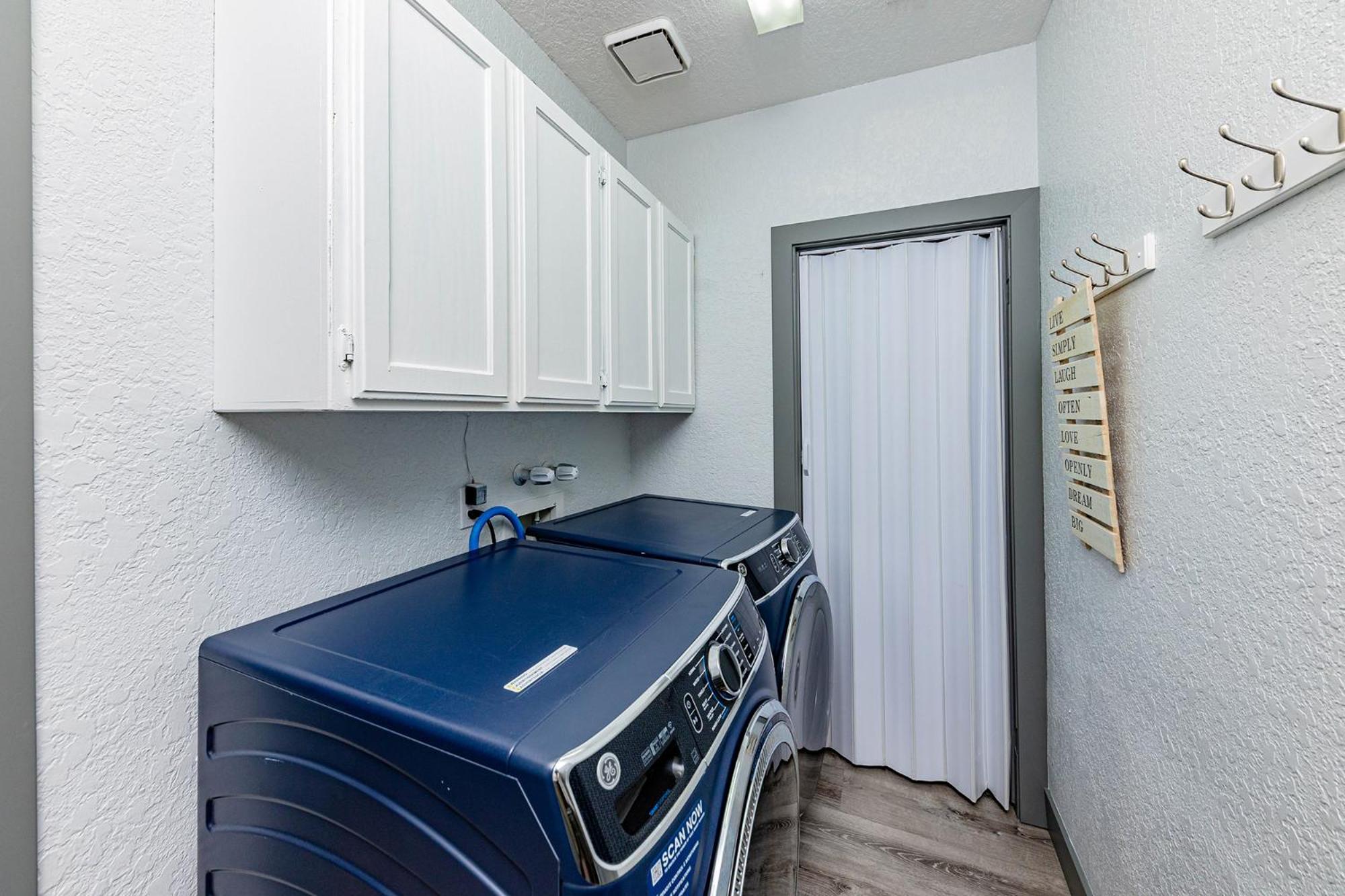 Apartment Lakeview Minute From New Launch With Pool And