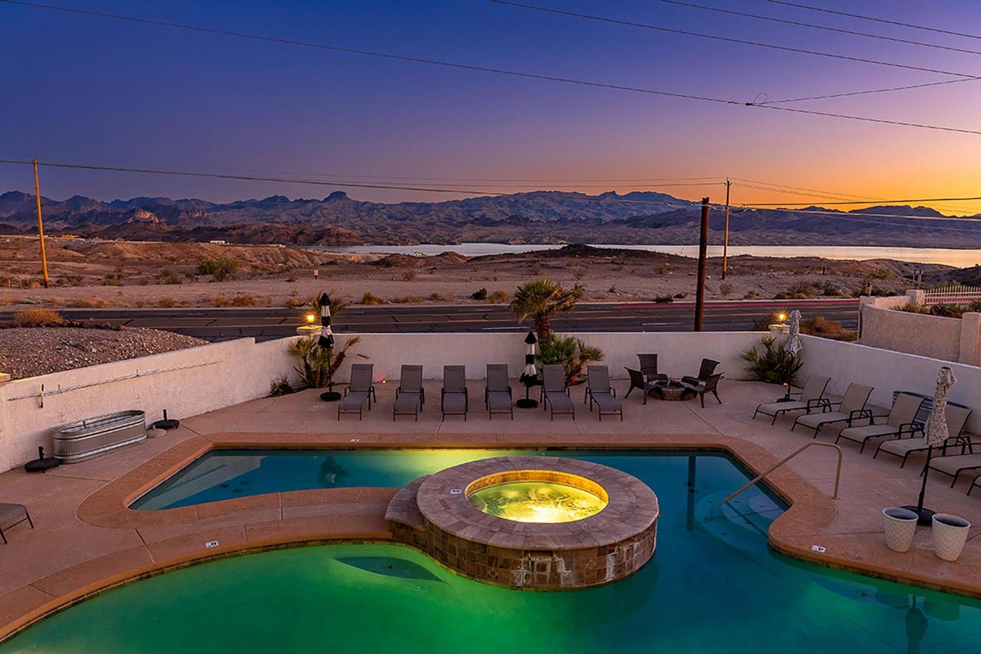 Lakeview Minute From New Launch With Pool And *