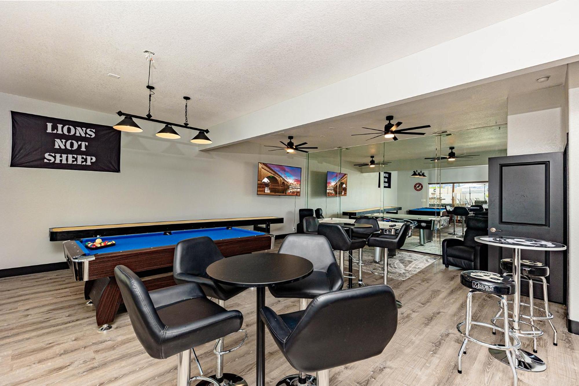 Lakeview Minute From New Launch With Pool And *