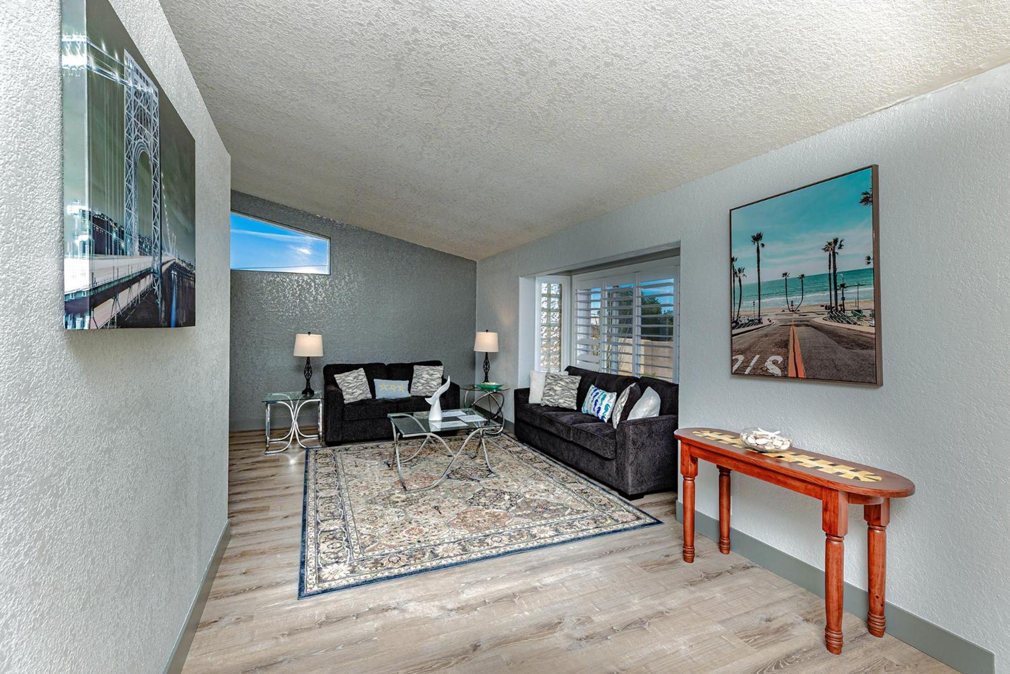 Apartment Lakeview Minute From New Launch With Pool And