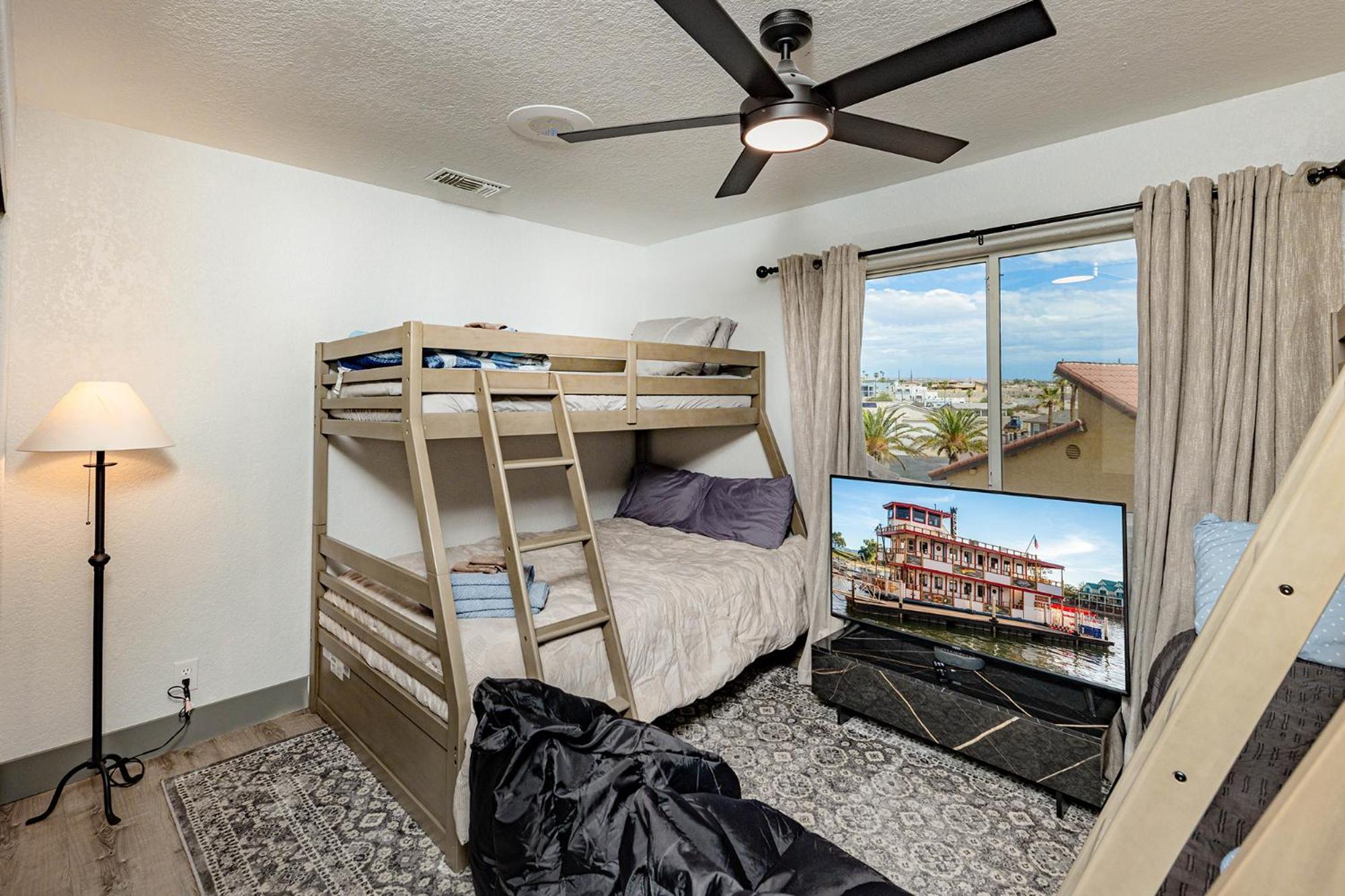 Lakeview Minute From New Launch With Pool And Apartment