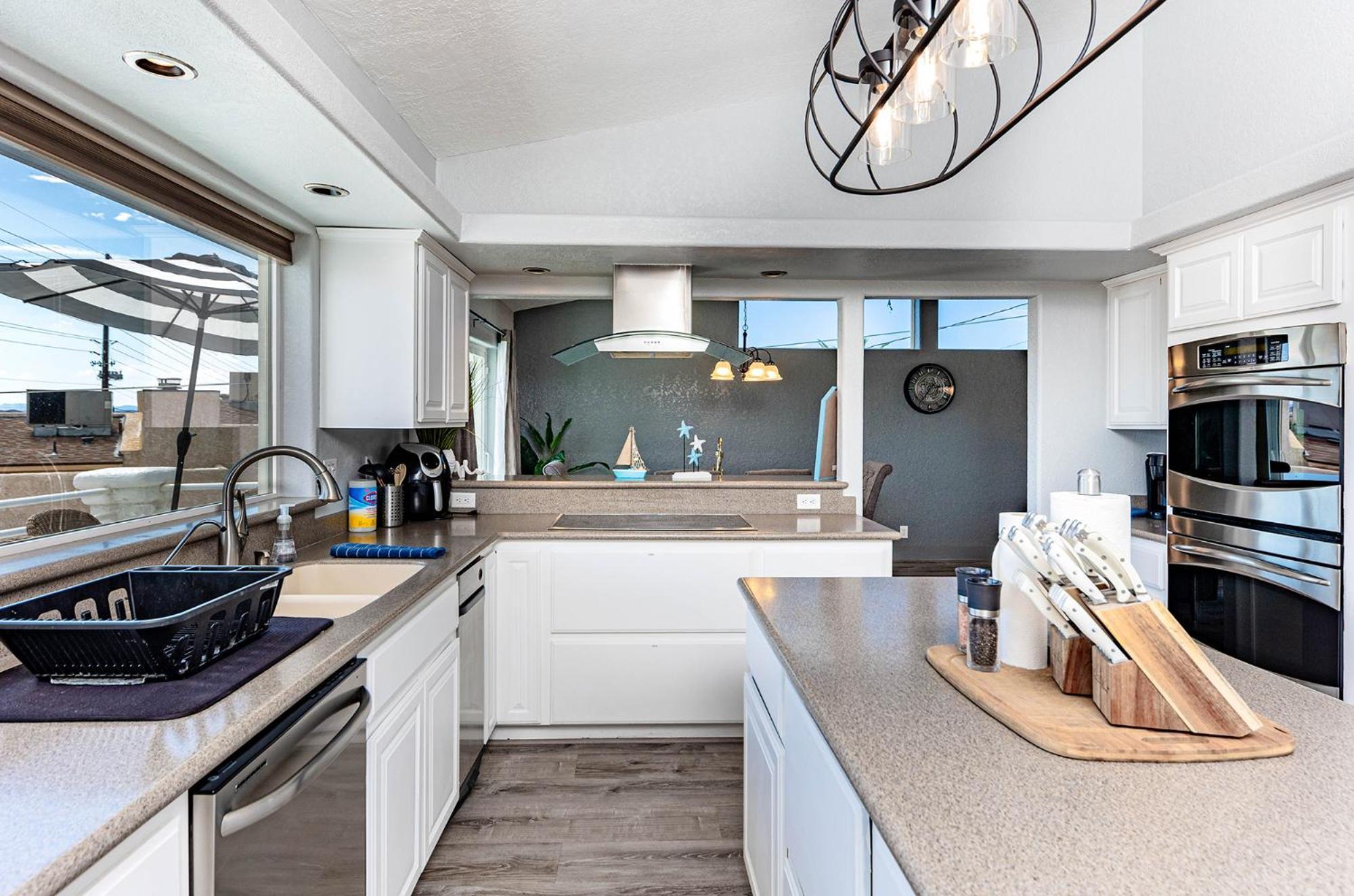 Lakeview Minute From New Launch With Pool And