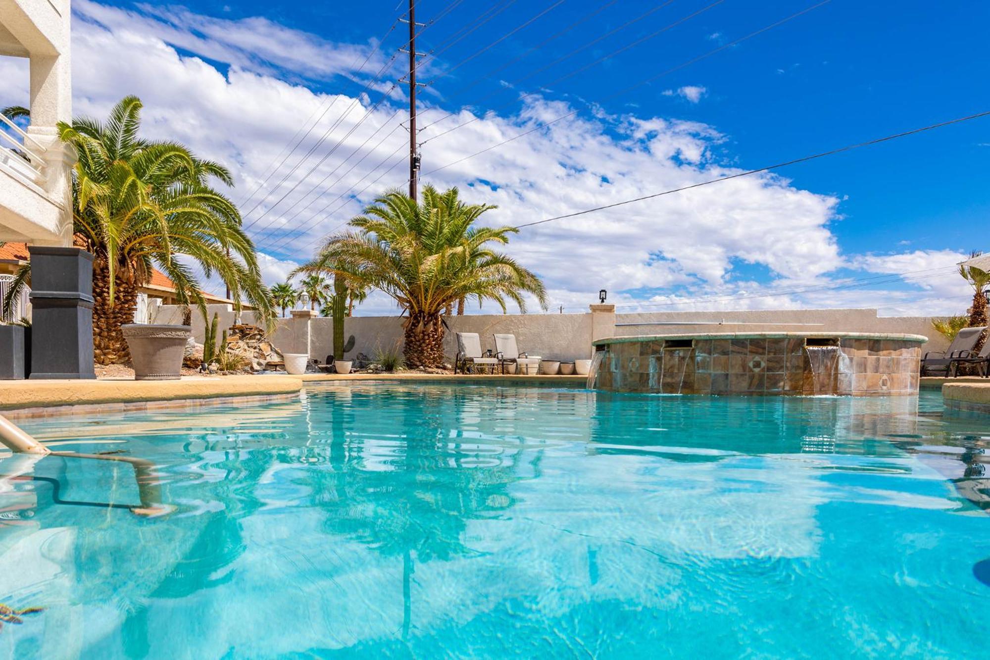 Lakeview Minute From New Launch With Pool And *