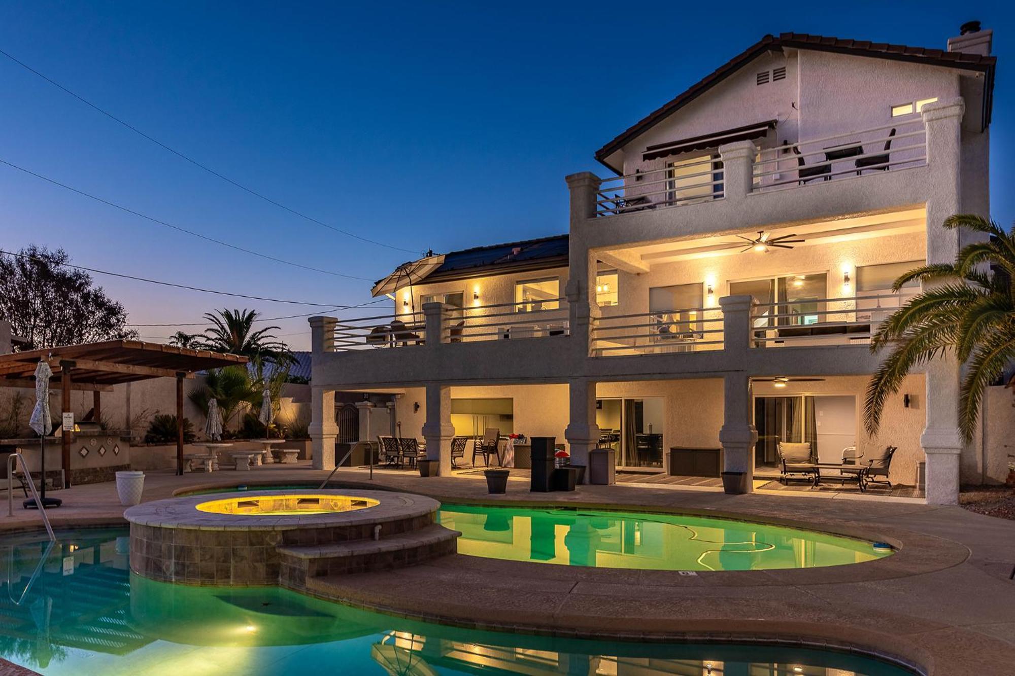 Lakeview Minute From New Launch With Pool And