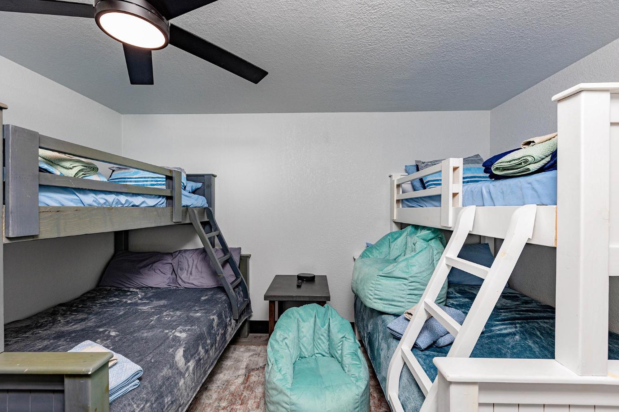 Lakeview Minute From New Launch With Pool And Apartment