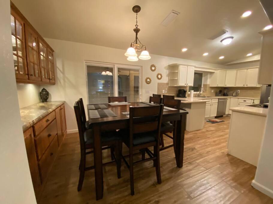 Jacuzzi Pool & Casita Wifi Ac Tvs Rv Boat Parking Holiday home Lake Havasu City