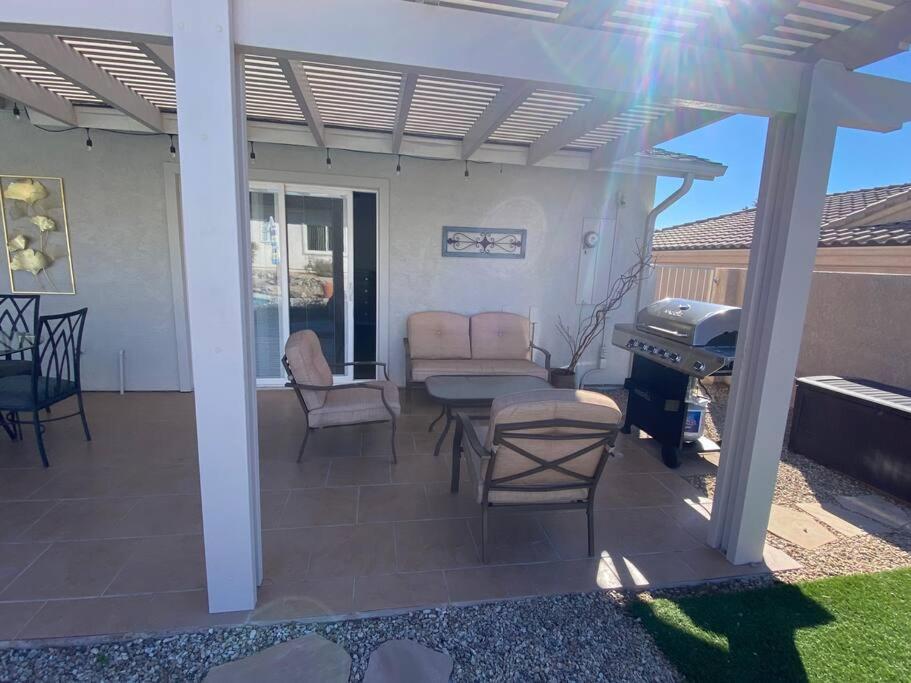 Jacuzzi Pool & Casita Wifi Ac Tvs Rv Boat Parking Holiday home Lake Havasu City