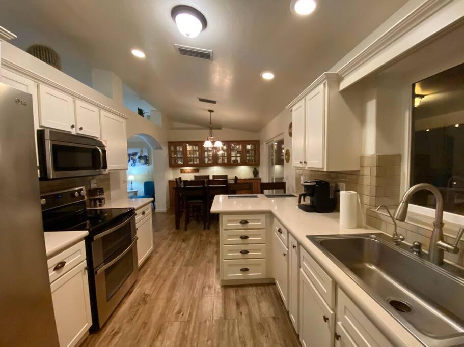 Jacuzzi Pool & Casita Wifi Ac Tvs Rv Boat Parking Holiday home *