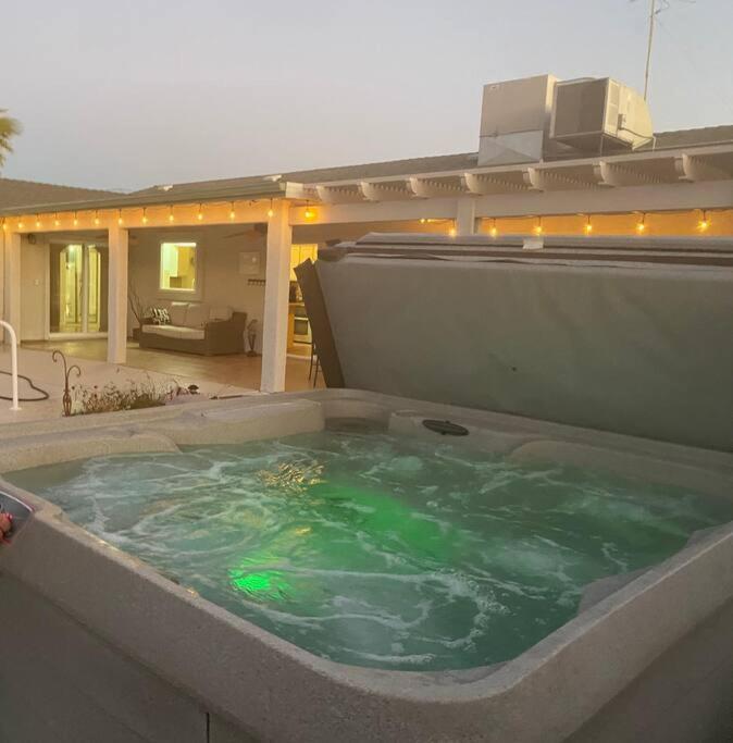 Jacuzzi Pool & Casita Wifi Ac Tvs Rv Boat Parking Holiday home Lake Havasu City