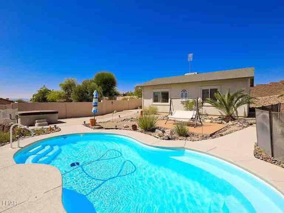 Jacuzzi Pool & Casita Wifi Ac Tvs Rv Boat Parking Holiday home *