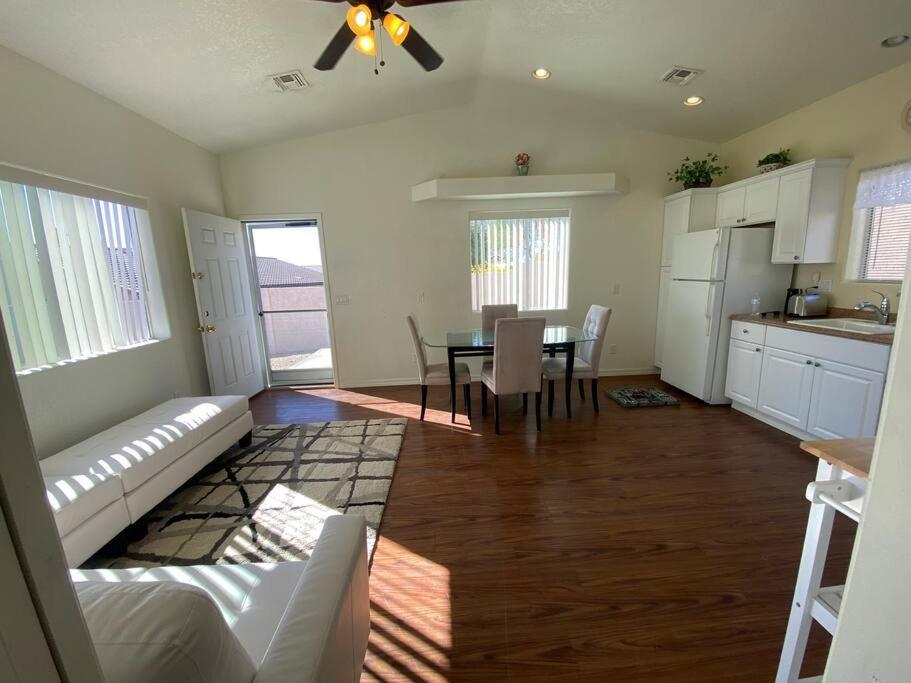 Jacuzzi Pool & Casita Wifi Ac Tvs Rv Boat Parking * Lake Havasu City