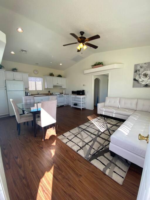 Jacuzzi Pool & Casita Wifi Ac Tvs Rv Boat Parking Holiday home