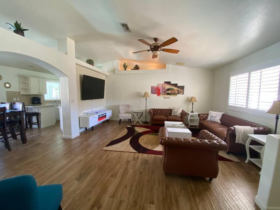 Jacuzzi Pool & Casita Wifi Ac Tvs Rv Boat Parking Holiday home Lake Havasu City