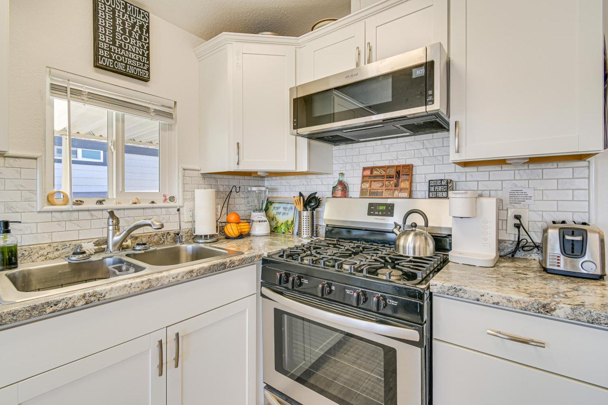 Havasu With Grill Steps To Lake! Holiday home Lake Havasu City