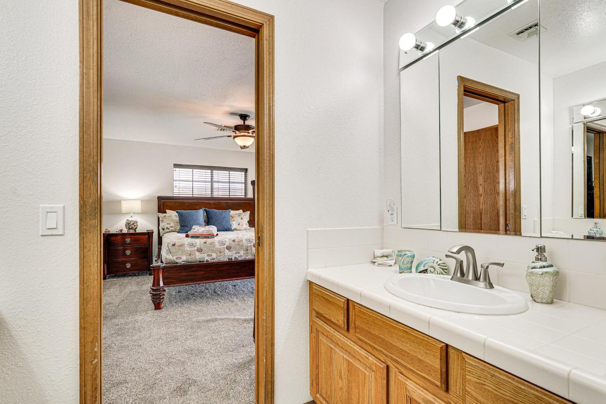 Holiday home Havasu With Patios And Saltwater Pool!