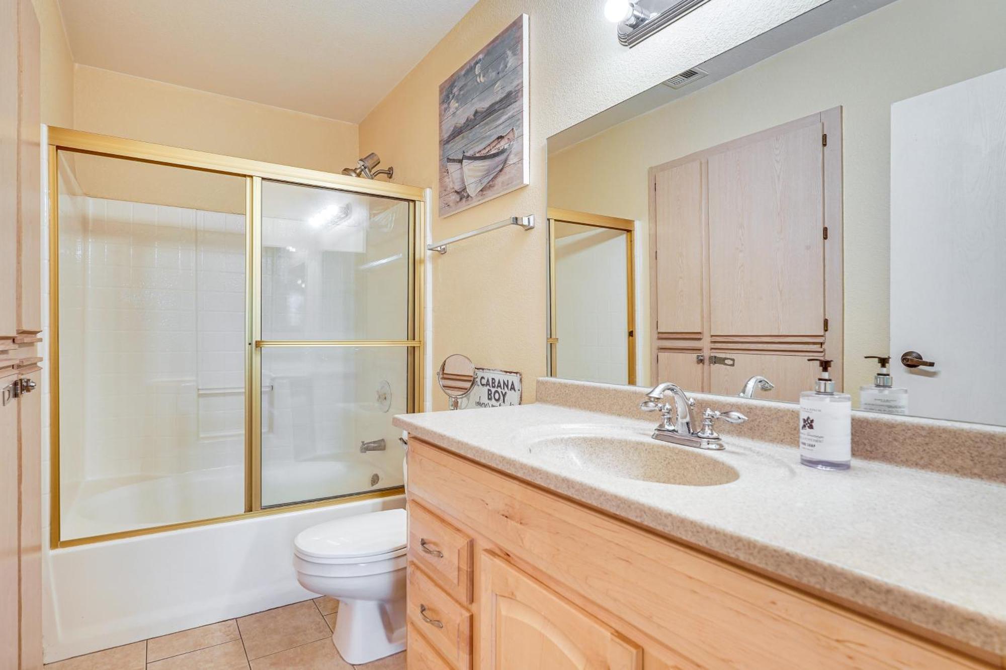 Queens Bay Walk To Golf, Pool, Apartment