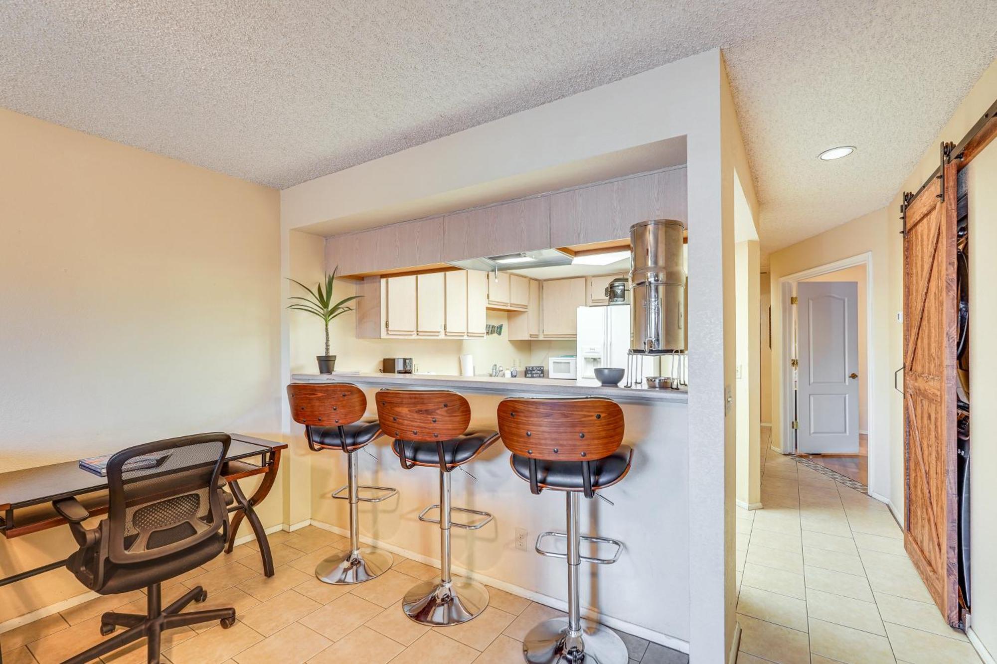 Queens Bay Walk To Golf, Pool, Apartment *