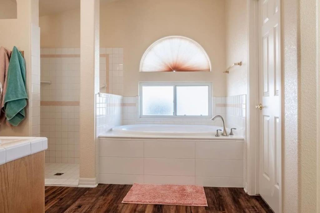 Daytona Beautiful, Spacious, 5 Bedrooms, 4 Bathrooms Big House *