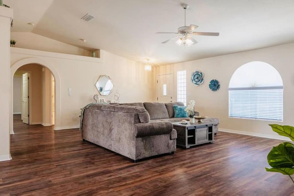 Daytona Beautiful, Spacious, 5 Bedrooms, 4 Bathrooms Big House