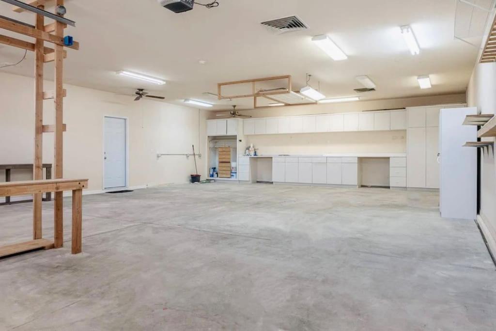 Daytona Beautiful, Spacious, 5 Bedrooms, 4 Bathrooms Big House Holiday home