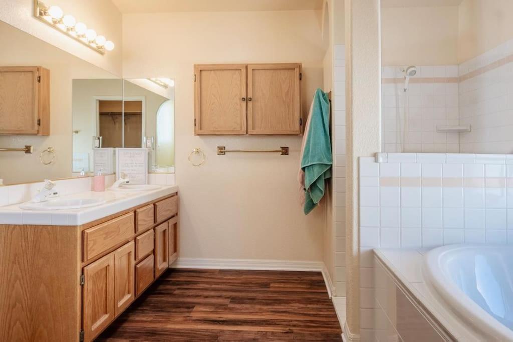 Daytona Beautiful, Spacious, 5 Bedrooms, 4 Bathrooms Big House *