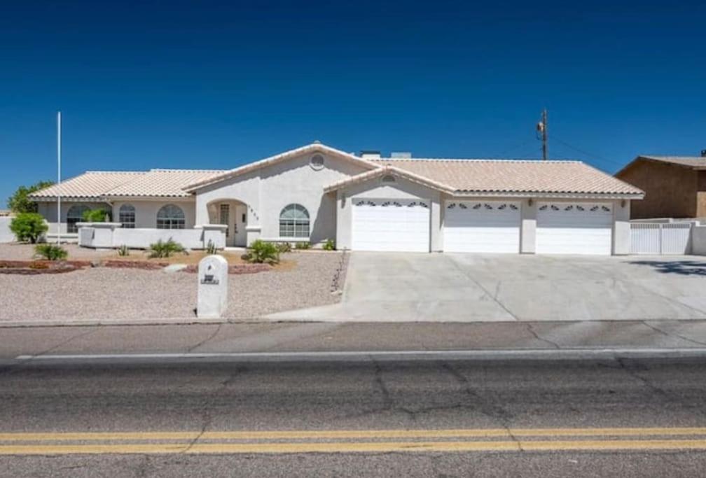 Daytona Beautiful, Spacious, 5 Bedrooms, 4 Bathrooms Big House Lake Havasu City