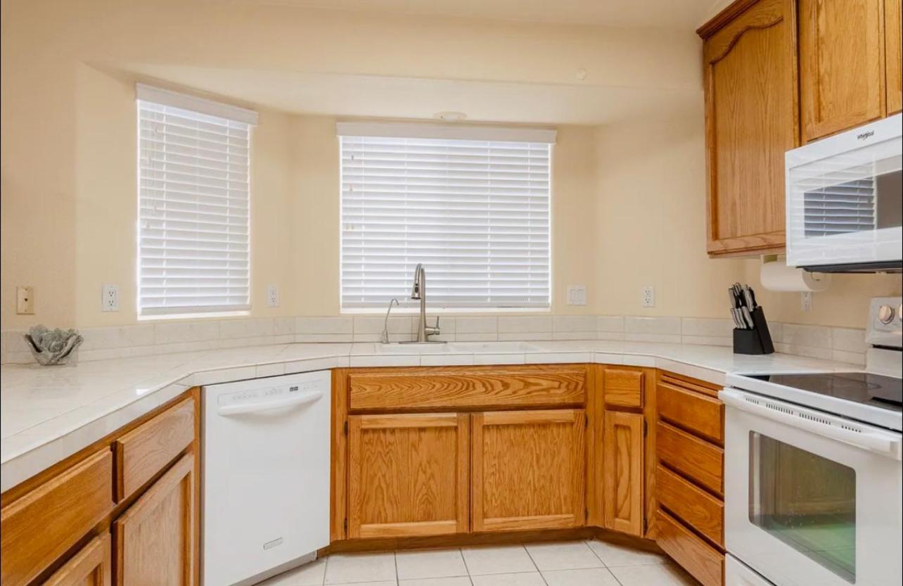Daytona Beautiful, Spacious, 5 Bedrooms, 4 Bathrooms Big House