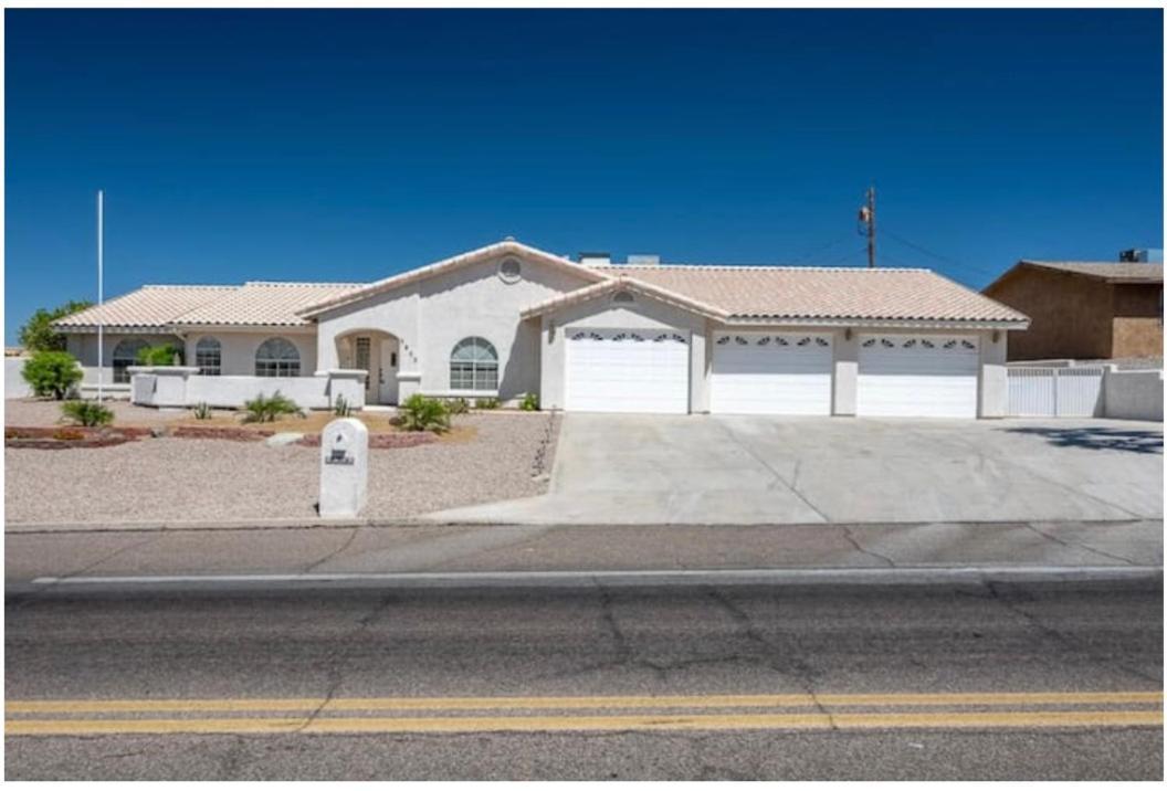 Daytona Beautiful, Spacious, 5 Bedrooms, 4 Bathrooms Big House Lake Havasu City