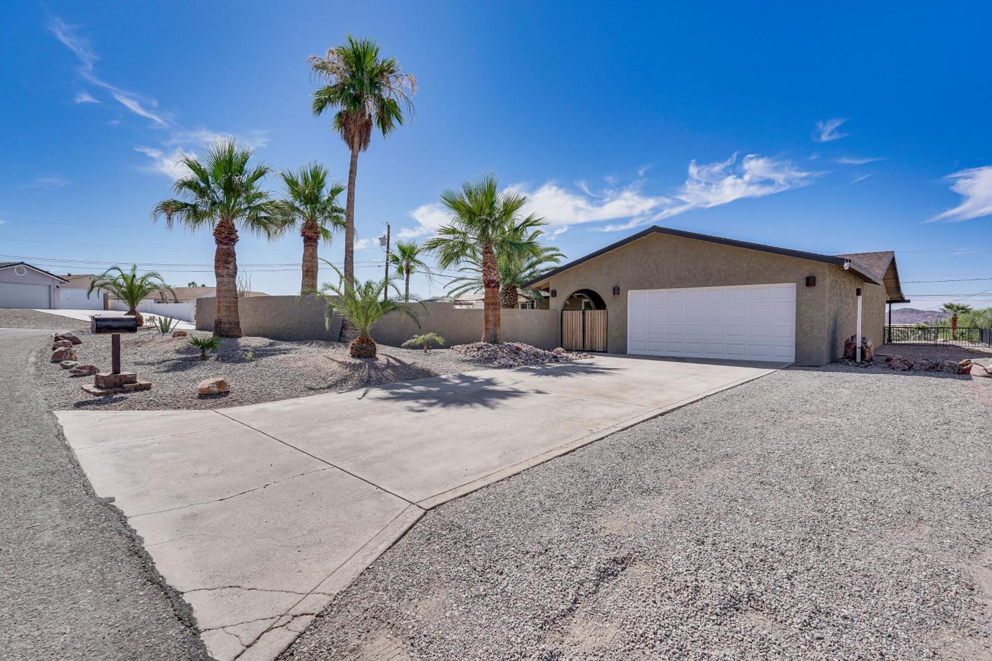 Havasu Getaway With Pool About 5 Mi To Beach! Holiday home *