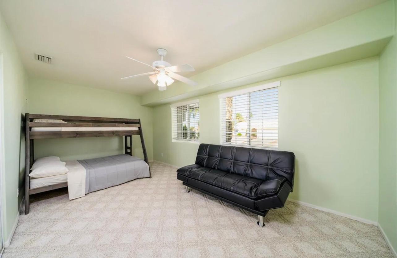Holiday home Cozy And Spacious Entire 5-bedroom, 4-fullbath Sleeps 14
