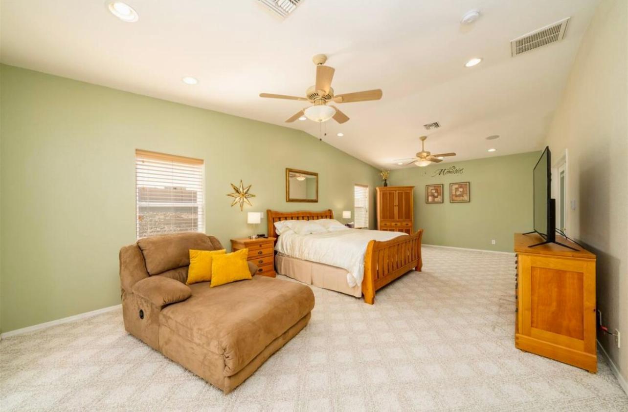 Cozy And Spacious Entire 5-bedroom, 4-fullbath Sleeps 14 Lake Havasu City