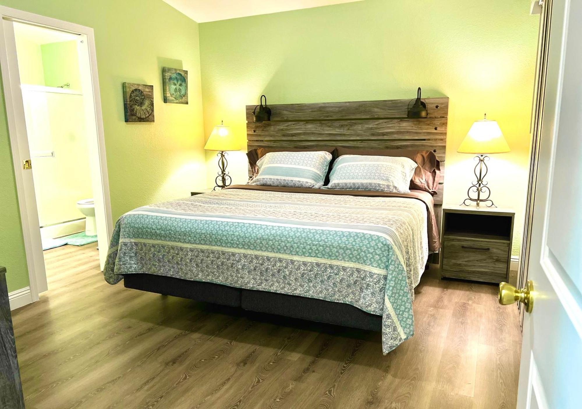 Cozy And Spacious Entire 5-bedroom, 4-fullbath Sleeps 14 * Lake Havasu City