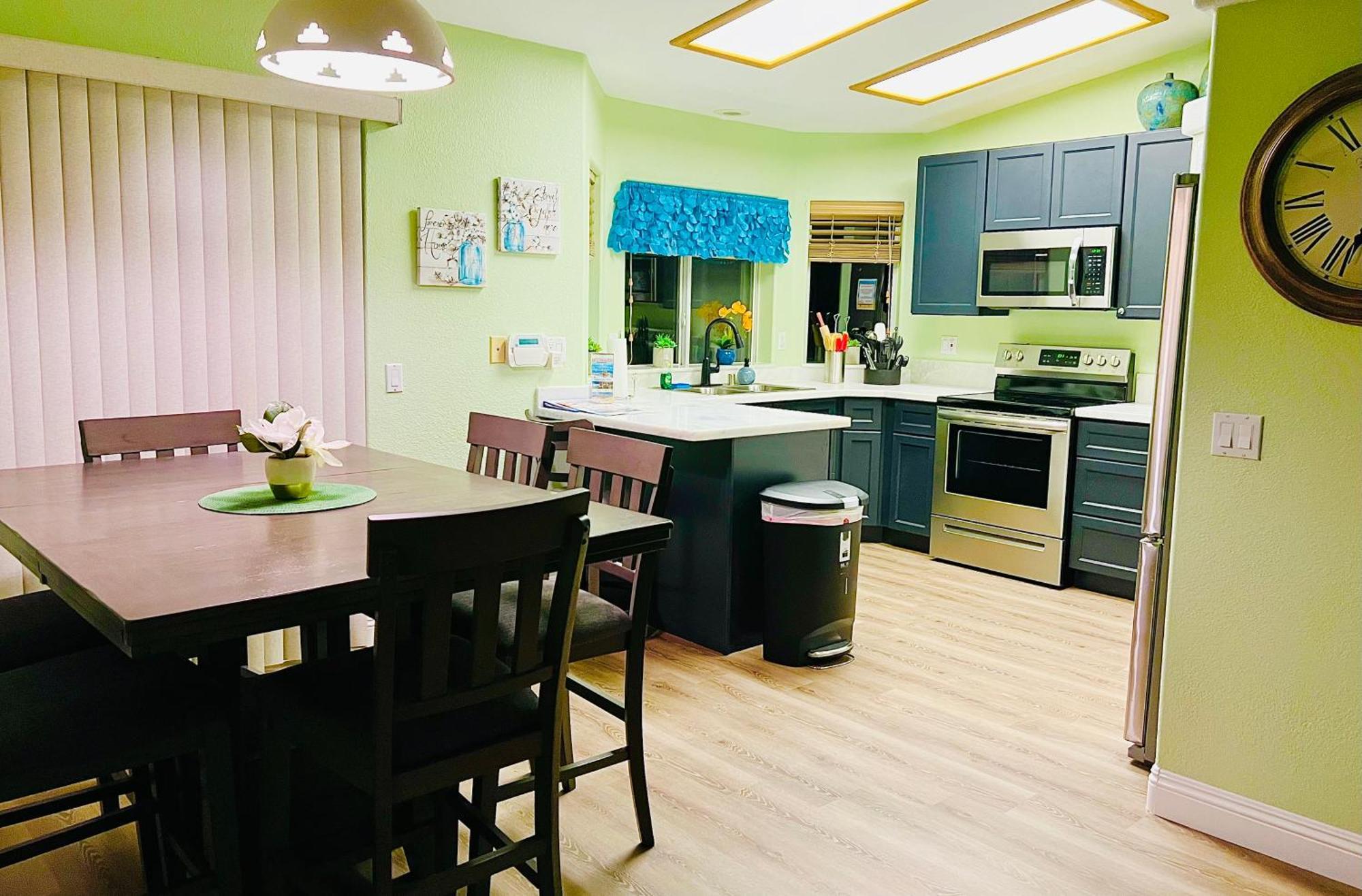 Cozy And Spacious Entire 5-bedroom, 4-fullbath Sleeps 14 Holiday home Lake Havasu City