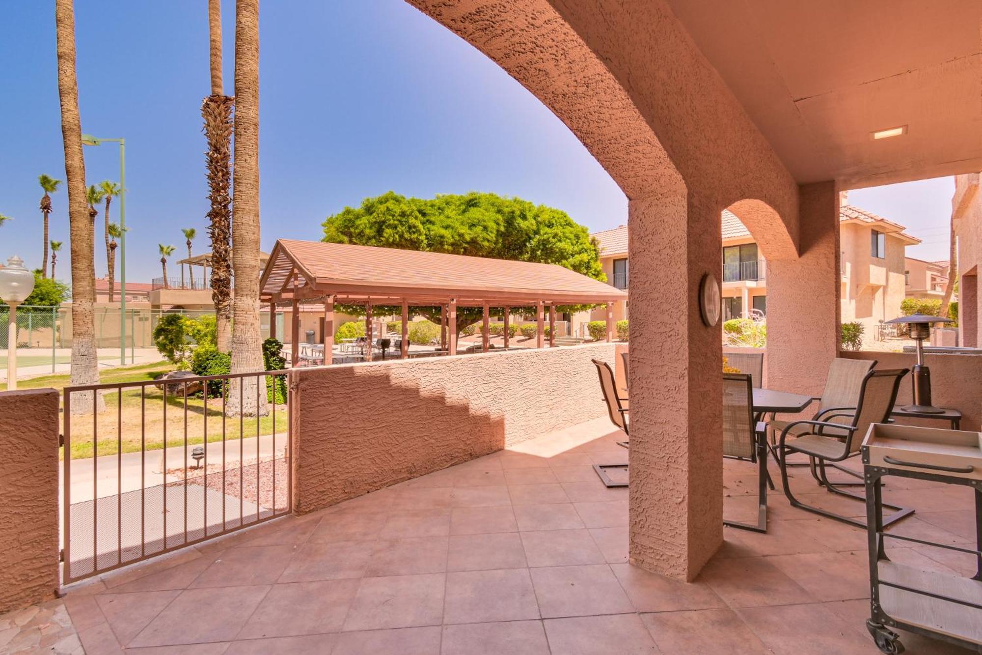 Havasu Gem With Patio And Pool Access! Holiday home